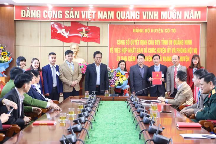 Lãnh đạo huyện Cô Tô trao quyết định hợp nhất Ban Tổ chức Huyện ủy với Phòng Nội vụ thành Cơ quan Tổ chức Nội vụ- Ủy ban Kiểm tra Huyện ủy với Thanh tra thành Cơ quan Kiểm tra - Thanh tra.