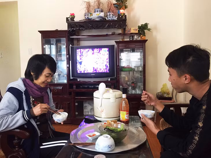 Bữa cơm ấm cúng của gia đình chị Đặng Thị Huệ trong căn nhà mới.