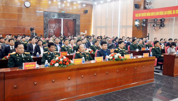 Các đồng chí lãnh đạo tỉnh, lãnh đạo Tổng Công ty Đông Bắc (Bộ Quốc phòng) qua các thời kỳ tham dự buổi gặp mặt