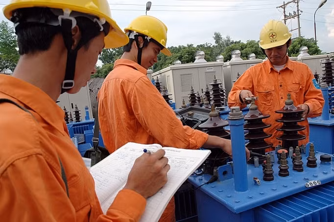 Bộ Công Thương muốn áp dụng giải pháp tiết kiệm năng lượng, thay thế các trang thiết bị có hiệu suất thấp bằng các thiết bị, dây chuyền có hiệu suất cao, tiết kiệm năng lượng. (Ảnh: EVN)