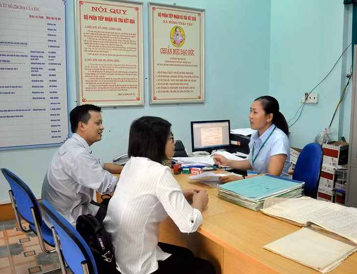 Cán bộ UBND xã Hồng Thái Tây, TX Đông Triều luôn tận tình giải quyết các nhu cầu chính đáng