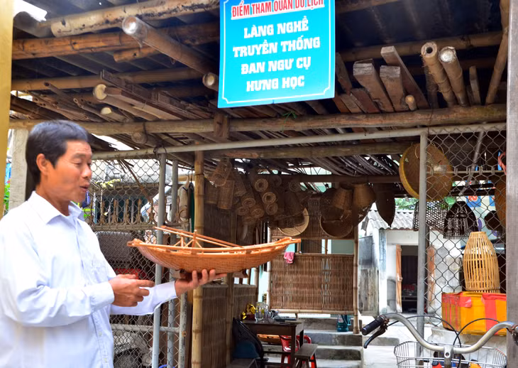 Ông Nguyễn Anh Sáu (khu 3, Nam Hòa, TX Quảng Yên) một trong những nghệ nhân có thâm niên trên 40 năm làm nghề truyền thống. 