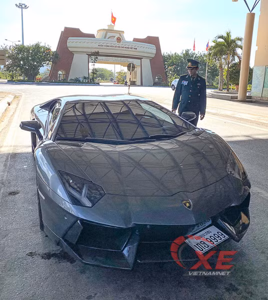 Lamborghini Aventador mang siêu biển Lào “tứ quý 9” tại cửa khẩu Mộc Bài