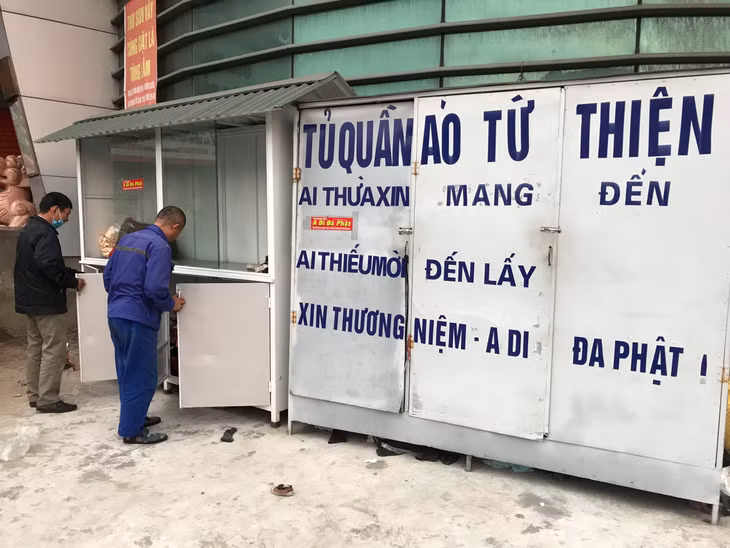 Ông Nguyễn Đức Hải cũng tiểu thương ở chợ Hồng Hà sắp xếp tủ quần áo từ thiện. 