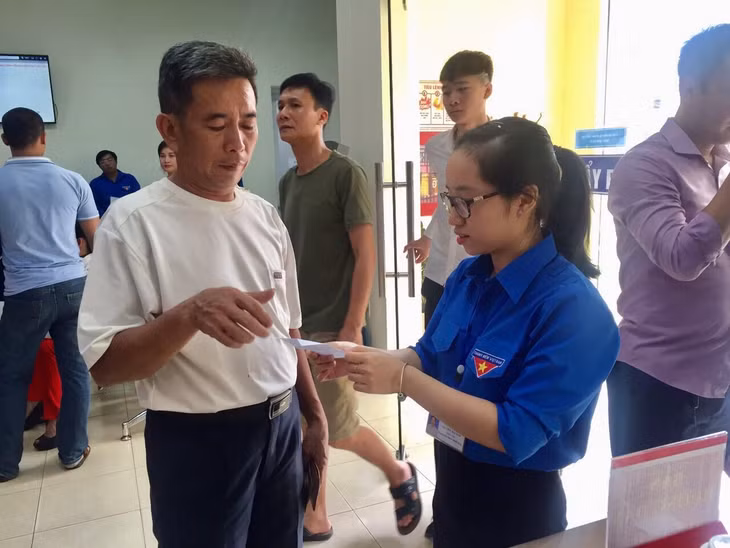 Các đoàn viên thanh niên thành phố Cẩm Phả tham gia hướng dẫn người dân sử dụng dịch vụ công trực tuyến mức độ 3,4 tại Trung tâm Hành chính công thành phố.