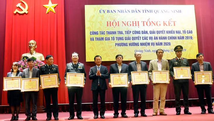 Đồng chí Cao Tường Huy, Phó Chủ tịch UBND tỉnh trao tặng bằng khen của UBND tỉnh cho tập thể các ngành, địa phương trên địa bàn.