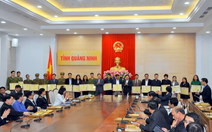 UBND tỉnh trao Bằng khen cho các cá nhân có đóng góp vào công tác thu ngân sách nhà nước trên địa bàn tỉnh.