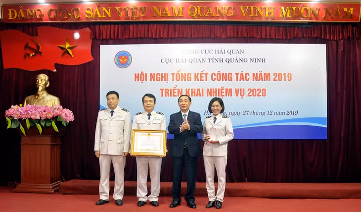 Thừa ủy quyề của Chủ tịch nước, trao tặng Huân chương Lao động hạng Nhì cho Phòng Tổ chức cán bộ-Thanh tra (Cục HQQN).