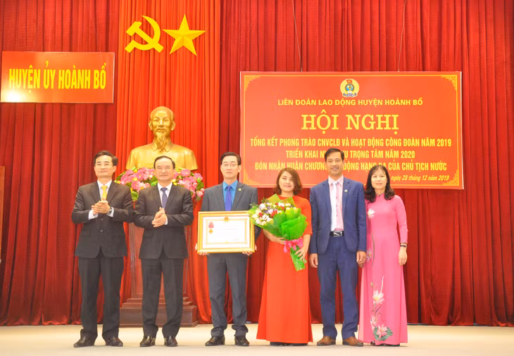 Thừa ủy quyền Chủ tịch nước, đồng chí Nguyễn Anh Tú, Bí thư Huyện ủy, Chủ tịch UBND huyện Hoành Bồ trao tặng Huân chương Lao động hạng Ba cho LĐLĐ huyện Hoành Bồ. 