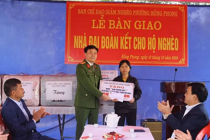 : Đại diện lãnh đạo Công an TX Đông Triều trao số tiền hỗ trợ cho gia đình bà Nguyễn Thị Thành (Ảnh: Công an TX Đông Triều).