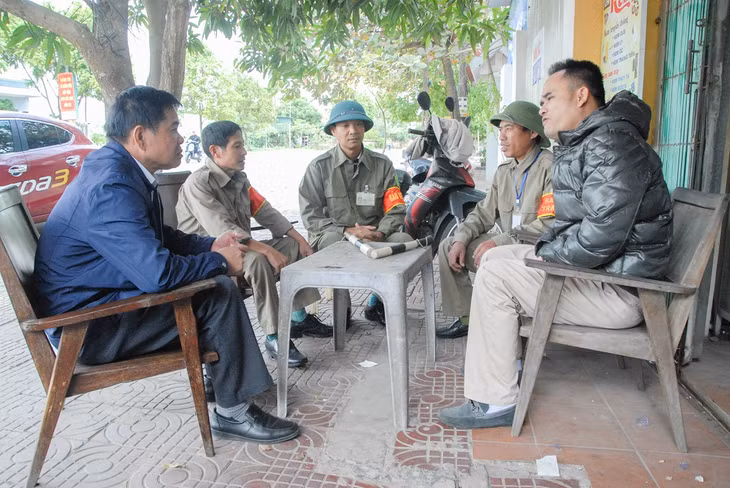 Đội ANTT phường Yên Giang (TX Quảng Yên) họp bàn thống nhất phương án tuần tra trước khi làm nhiệm vụ.
