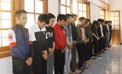 Các nghi can trong đường dây tại cơ quan điều tra. Ảnh: C.A
