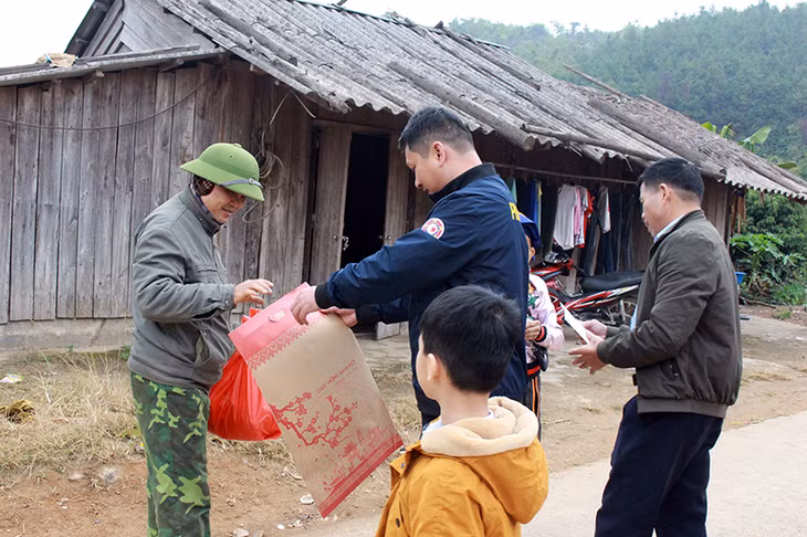 Công đoàn công ty Hoa tiêu hàng hải khu vực III cùng Đoàn thanh niên Công ty tặng quà cho hộ nghèo 