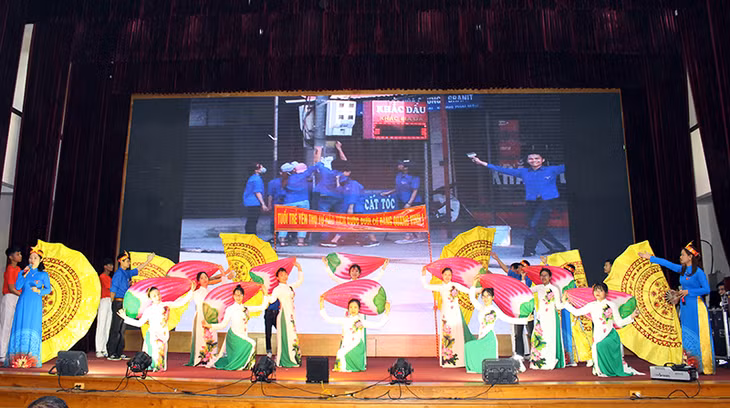 Màn chào hỏi của Đoàn thanh niên phường Yên Thọ
