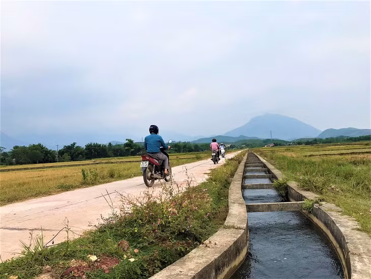 Hệ thống kênh mương, đường nội đồng khang trang được người dân thôn An Lợi, xã Quảng Lợi, huyện Đầm Hà chung sức đóng góp. 