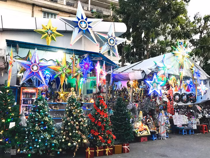 Bên cạnh nhà thờ chính còn có một khu vực bán đồ trang trí Noel. 