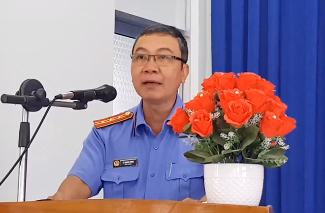 Viện trưởng Viện KSND TP Nha Trang - ông Lê Quang Trung tóm tắt diễn biến vụ việc đồng thời xin lỗi công khai ông Thái Xuân Đàn và gia đình. Ảnh : P.L
