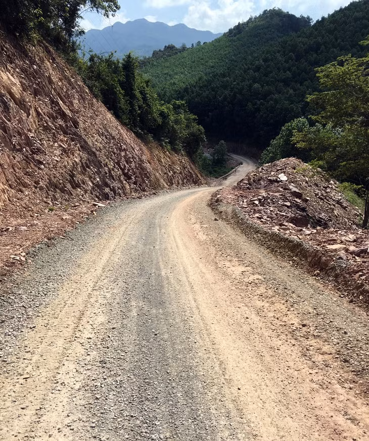 Tuyến đường 8km cấp 4 miền núi từ Trung tâm xã Kỳ Thượng đi thôn Khe Phương của xã vừa hoàn thành và đưa vào hoạt động tháng 12/2019.(Ảnh chụp tháng 12/2019). 