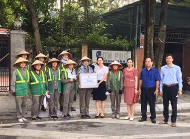 Lãnh đạo LĐLĐ TP Uông Bí tặng quà công nhân Công ty CP Môi trường và công trình đô thị Uông Bí dịp Tháng Công nhân 2019.