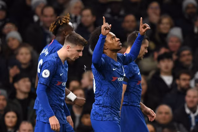 Willian mở tỷ số bằng một siêu phẩm.