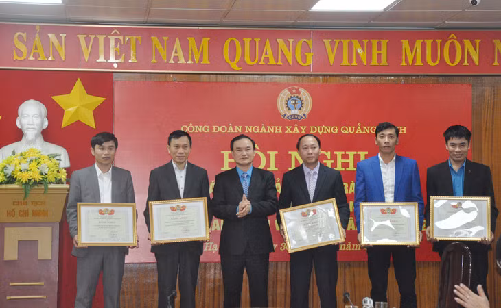 Lãnh đạo LĐLĐ tỉnh tặng bằng khen cho các tập thể, cá nhân có thành tích xuất sắc trong hoạt động công đoàn của ngành Xây dựng năm 2019.
