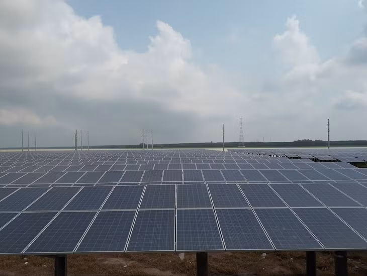 Pin năng lượng mặt trời đang nằm trong tầm ngắm của Hải quan.