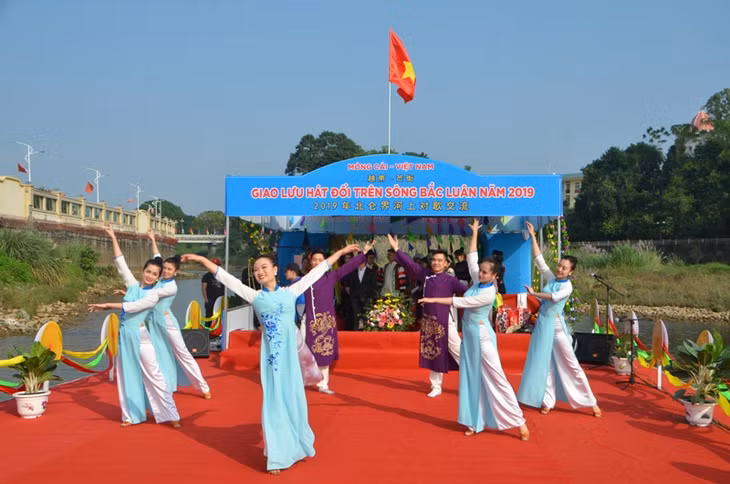 Chương trình giao lưu nghệ thuật hát đối trên sông biên giới giữa thanh niên hai địa phương TP Móng Cái (Quảng Ninh, Việt Nam) và TP Đông Hưng (Quảng Tây, Trung Quốc) trong khuôn khổ các hoạt động tại Hội chợ thương mại, du lịch quốc tế Việt - Trung năm 2019. Ảnh theo Công thông tin điện tử TP Móng Cái 