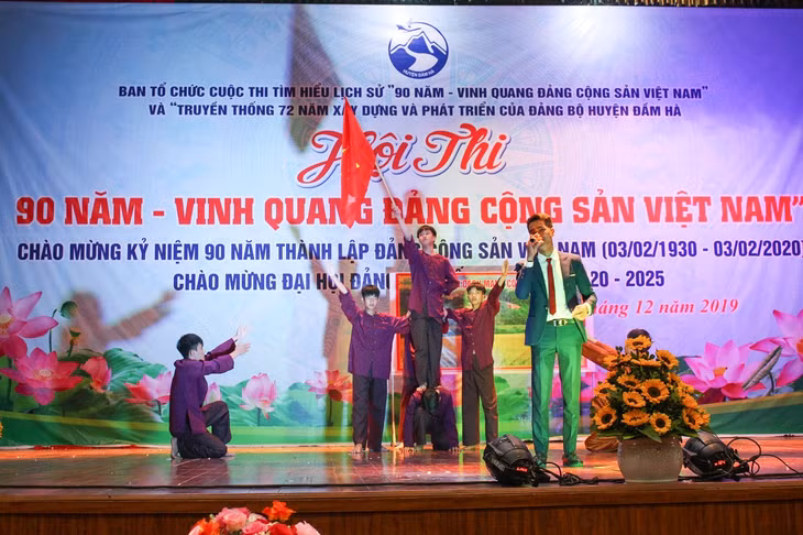 Những ca khúc cách mạng, ca ngợi tình yêu quê hương, lòng tự hào dân tộc được các đội thi lồng ghép vào tiểu phẩm sân khấu hóa.