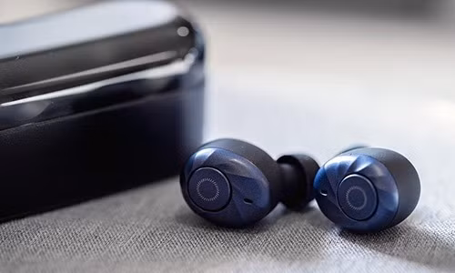 Tai nghe của Cowon (Hàn Quốc) có thể sạc đầy pin trong một giờ.