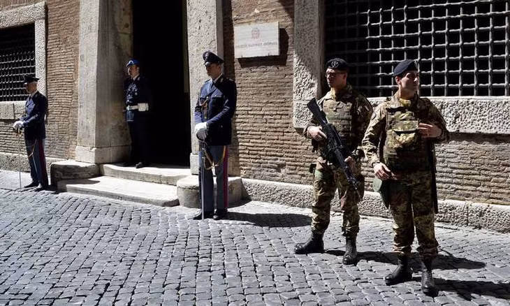 Cảnh sát và binh lính đứng gác bên ngoài trụ sở cơ quan chống mafia tại thủ đô Rome, Italy. Ảnh: AFP.