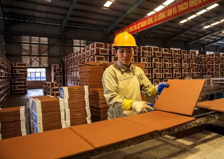 Đóng gói sản phẩm gạch ốp lát tại Gốm Đất Việt.