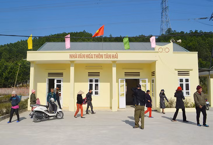 Nhà văn hóa thôn Tân Hải, xã Dương Huy được xây dựng khang trang.