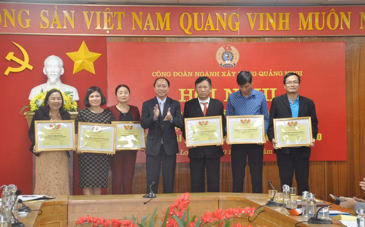 Đồng chí Bùi Anh Đức, Chủ tịch Công đoàn ngành Xây dựng tặng giấy khen cho các tập thể có thành tích xuất sắc.