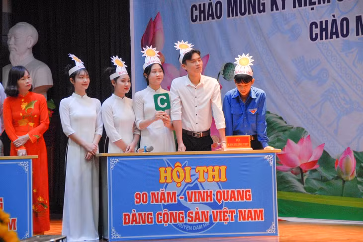 Các đội thi trả lời câu hỏi trách nghiệm trong phần kiểm tra kiến thức.