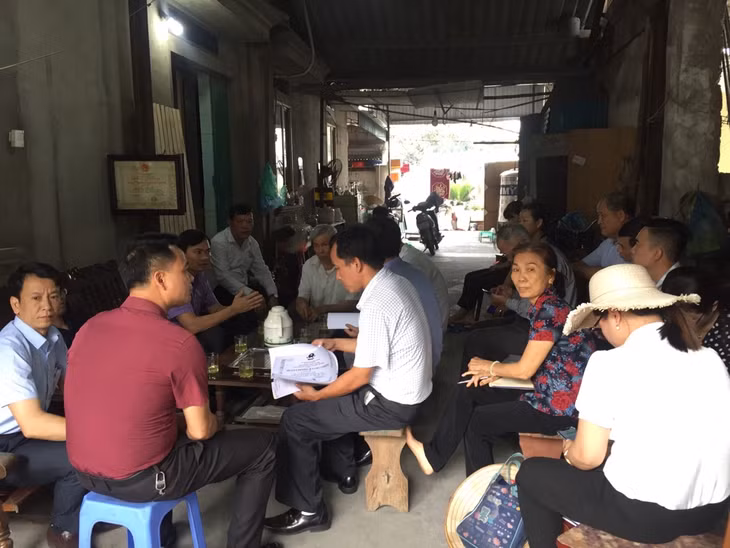 Các phòng ban chuyên môn của UBND TX Đông Triều phối hợp cùng UBND phường Mạo Khê 