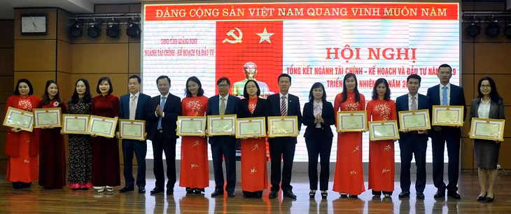 Phó chủ tịch Thường trực HĐND tỉnh Trịnh Thị Minh Thanh; Phó chủ tịch UBND tỉnh Cao Tường Huy