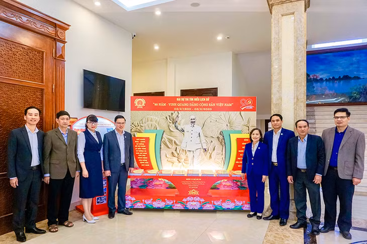 Lãnh đạo TP Cẩm Phả chụp ảnh cùng tác giả tham gia cuộc thi