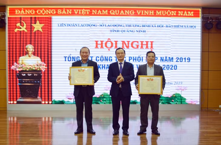 Đồng chí Trần Danh Chức, Chủ tịch LĐLĐ tỉnh tặng bằng khen cho lãnh đạo BHXH tỉnh và Sở Lao động TB&XH tỉnh có thành tích trong phong trào thi đua lao động giỏi và xây dựng tổ chức công đoàn vững mạnh năm 2019.
