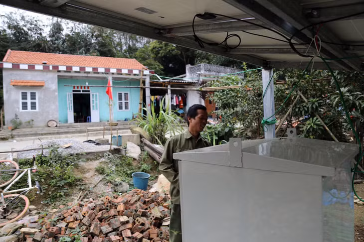 Anh Sơn đang căn chỉnh lại hệ thống pin năng lượng mặt trời của gia đình.