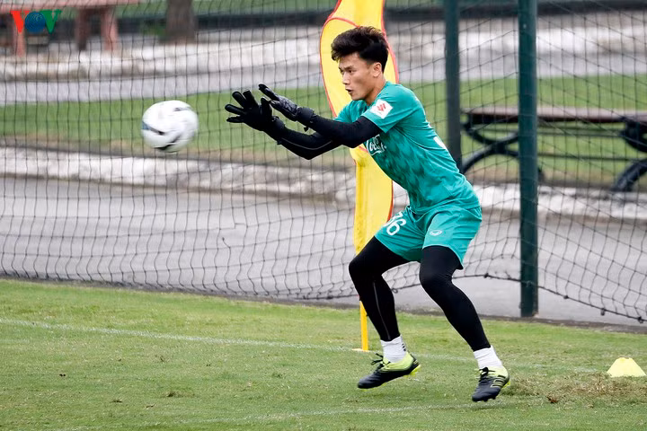 Bùi Tiến Dũng đang quyết lấy lại vị trí thủ môn số 1 ở U23 Việt Nam.