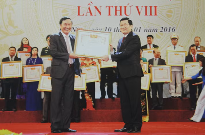Nghệ sĩ Vũ Tiến Mác đón nhận danh hiệu Nghệ sĩ Nhân dân vào năm 2016. Ảnh do nhân vật cung cấp.