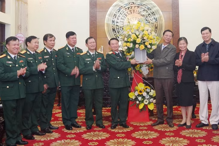 Đồng chí Nguyễn Văn Đọc, Nguyên Bí thư Tỉnh ủy, Chủ tịch HĐND tỉnh chúc mừng