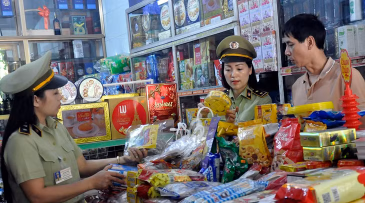 Cán bộ Đội QLTT số 3 (TP Cẩm Phả) tuyên truyền hướng dẫn hộ kinh doanh trên địa bàn chấp hành nghiêm quy định pháp luật nhà nước trong hoạt động kinh doanh thương mại.