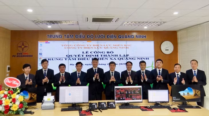 Các đại biểu của thành phố Uông Bí cắt băng khai mạc