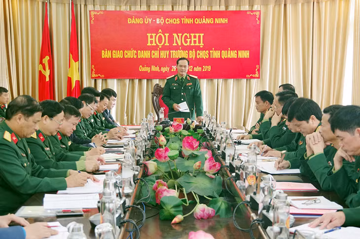 Trung tướng Vũ Hải Sản, Ủy viên Trung ương Đảng, Ủy viên Quân ủy Trung ương, Tư lệnh Quân Khu 3, phát biểu chỉ đạo tại hội nghị.