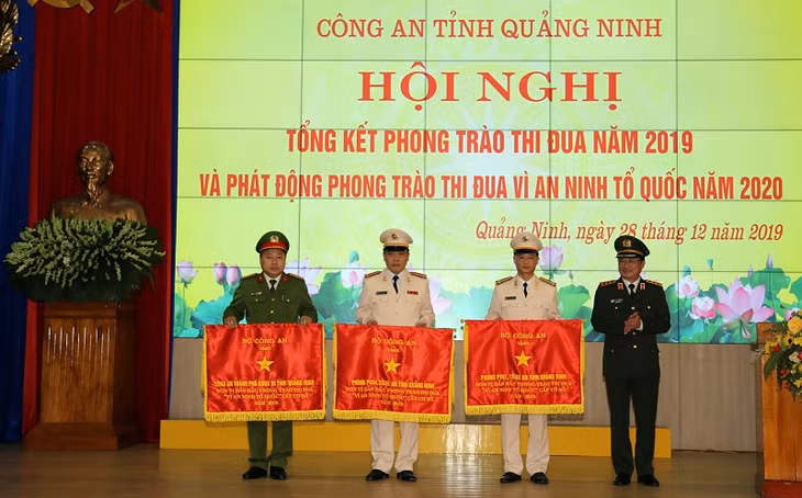  Trao cờ thi dẫn đầu phong trào thi đua Vì ANTQ của Bộ Công an cho 3 đơn vị.