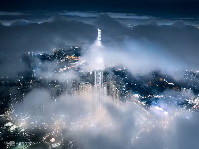 Tác phẩm “Landmark 81 trong mây đêm”. Làm việc tại TP HCM, nên anh Nhân có nhiều thời gian ghi lại vẻ đẹp của những công trình nhà cao tầng ở trung tâm thành phố vào các thời điểm khác nhau trong ngày, trong đó có tòa nhà cao 461,3 m.