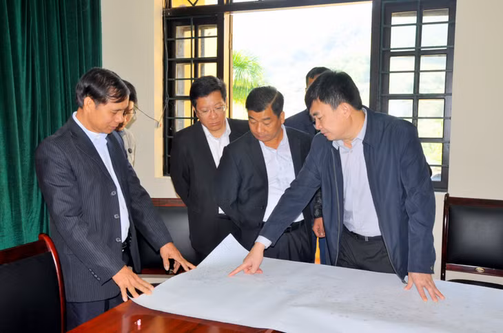 Phó Bí thư Thường trực Tỉnh ủy Ngô Hoàng Ngân nghe báo cáo nhanh của huyện Tiên Yên về tuyến đường nối trung tâm 2 xã Đại Dực, Đại Thành đang được huyện lập hồ sơ đưa vào danh sách đầu tư xây dựng cơ bản năm 2020.