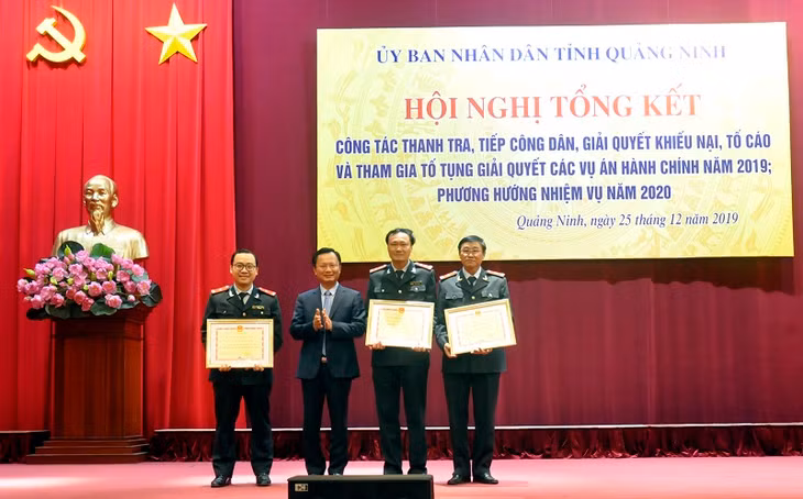 Đồng chí Cao Tường Huy, Phó Chủ tịch UBND tỉnh trao bằng khen của UBND tỉnh cho tập thể và cá nhân Thanh tra tỉnh.