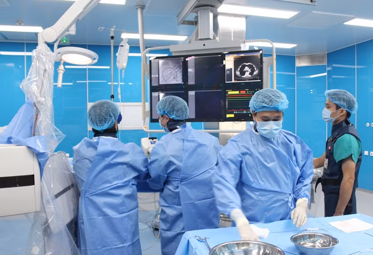 Can thiệp tim mạch cho bệnh nhi bằng hệ thống máy chụp mạch xóa nền kỹ thuật số 2 bình diện (DSA) tại Bệnh viện Sản Nhi Quảng Ninh.